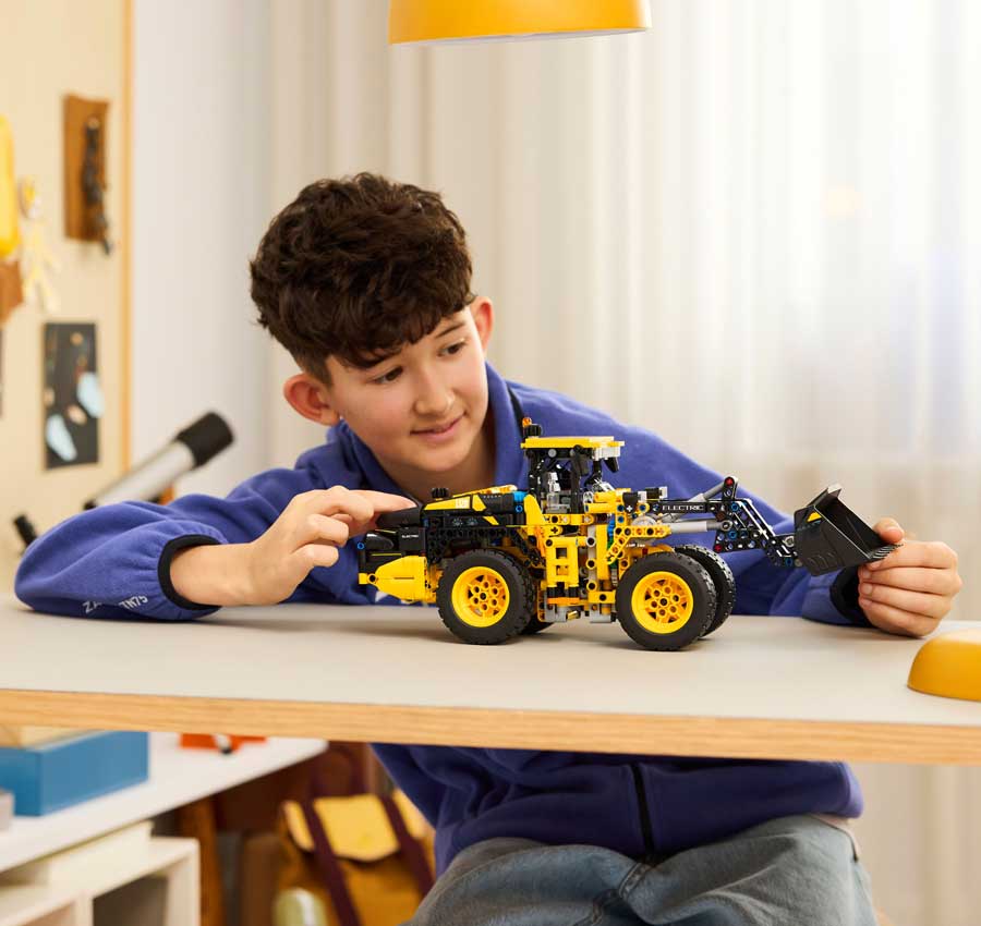 LEGO Technic Volvo L120 Electric Wheel Loader 42209