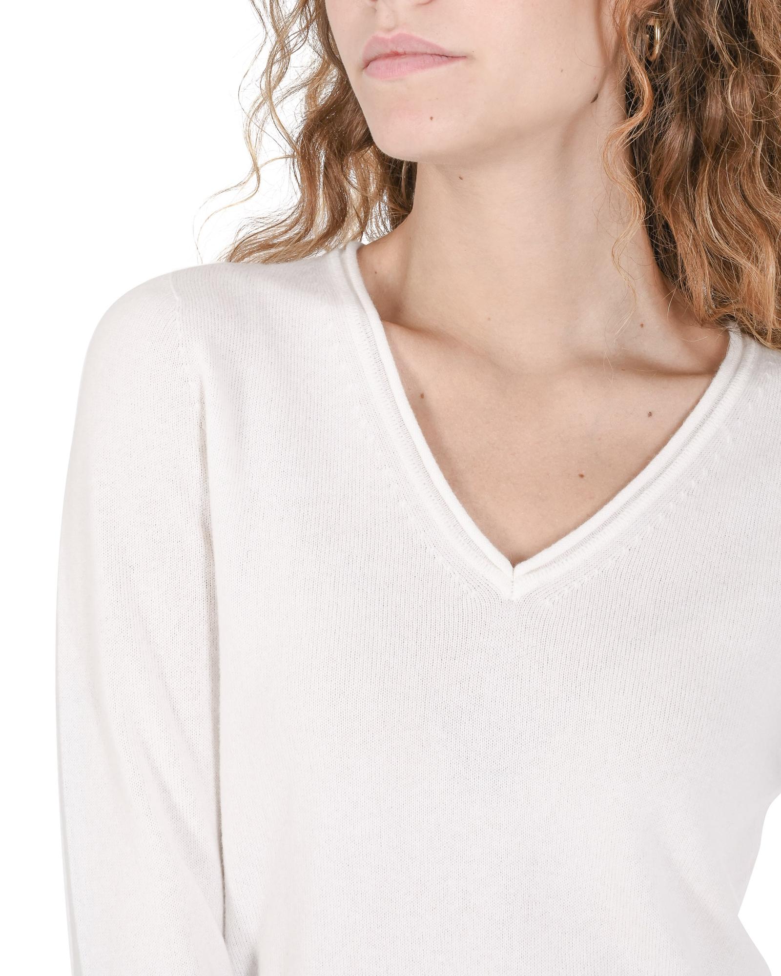 Crown of Edinburgh Cashmere Women's Premium Italian Cashmere V-Neck Sweater in Off white