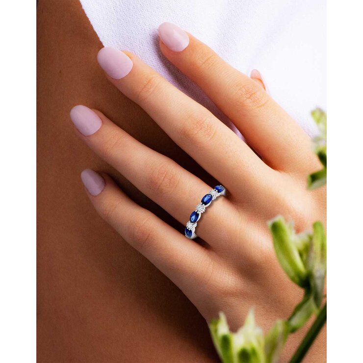 18KT White Gold 0.25ctw Round Diamond Blue Sapphire Band